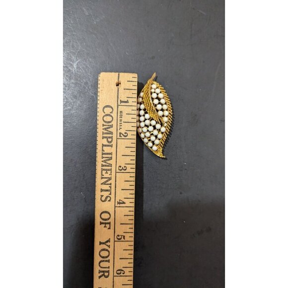 Vintage Leaf-Shaped Brooch Pin With Faux Pearls & Gold-Tone Finish - Retro Chic - Picture 5 of 5